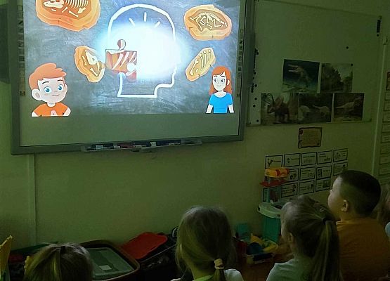 dzieci oglądają prezentację multimedialną