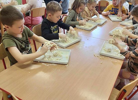 dzieci wykonują figurki z masy solnej