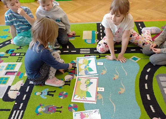 dzieci liczą jaja dinozaurów