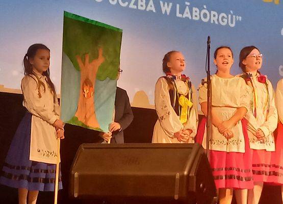 uczennice śpiewają