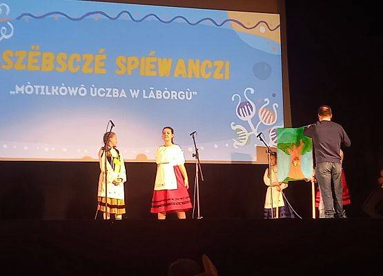 uczennice w strojach kaszubskich wychodzą na scenę