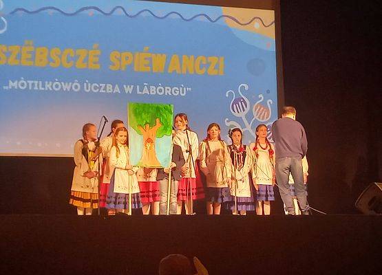 uczniowie przygotowują się do występu