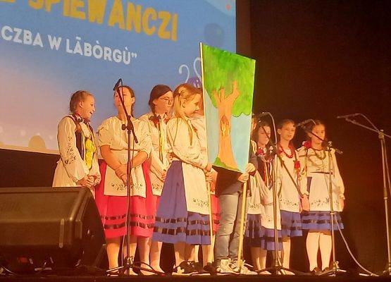 uczniowie w strojach kaszubskich występują na scenie