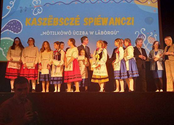 członkowie zespołu odbierają dyplomy