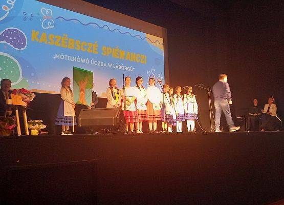 zespół stoi na scenie