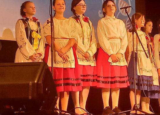 uczniowie w strojach kaszubskich występują na scenie