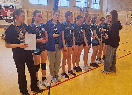 zawodniczki odbierają medale