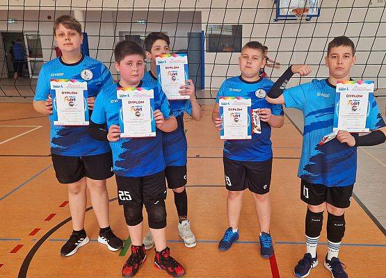 zawodnicy prezentują otrzymane dyplomy