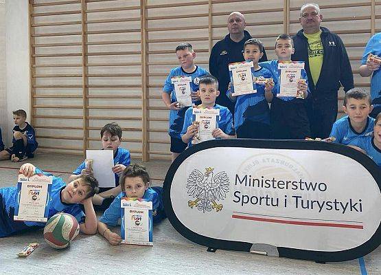 drużyna chłopców z trenerami