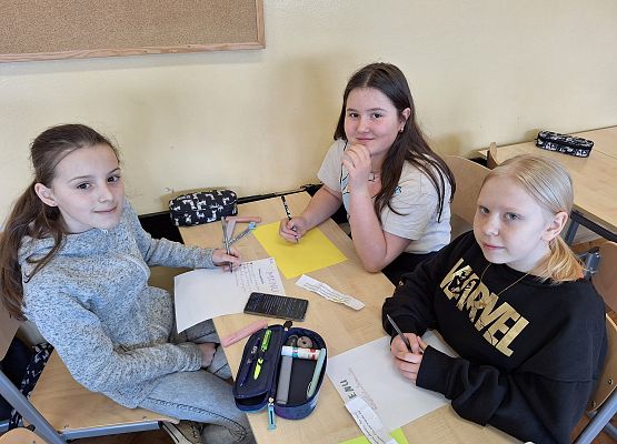 uczennice pracują nad wykonaniem zadania