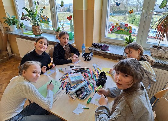 uczennice pracują nad zadaniem