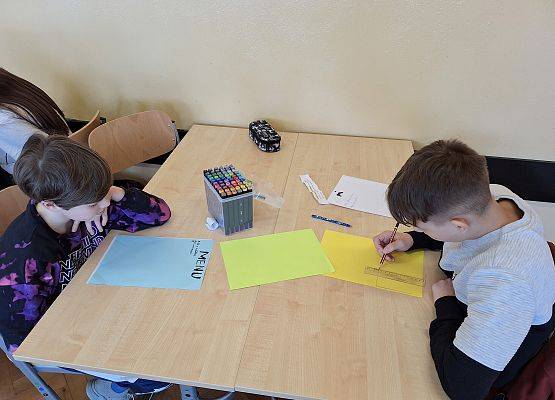 uczennice wykonują zadanie