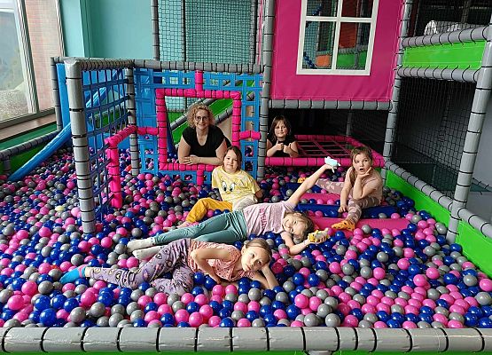 uczniowie w basenie z kulkami