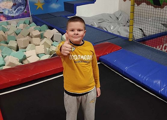 chłopiec w sali zabaw