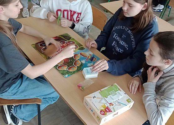 dzieci grają w gry planszowe