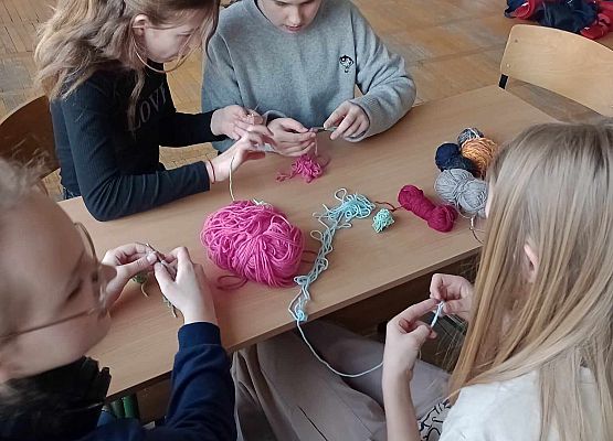 dziewczynki szydełkują