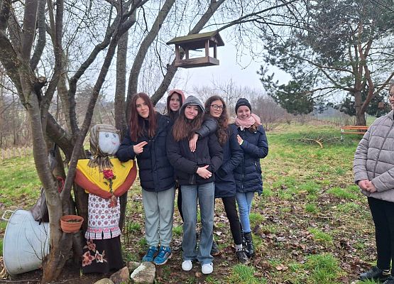 dziewczynki stoją z Marzanną