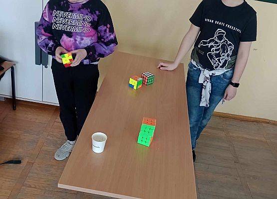 dwaj chłopcy grają