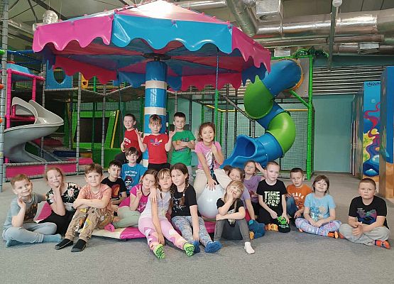 uczniowie na sali zabaw