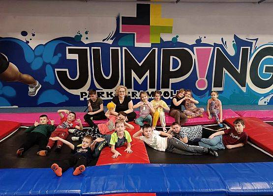 uczniowie na trampolinie