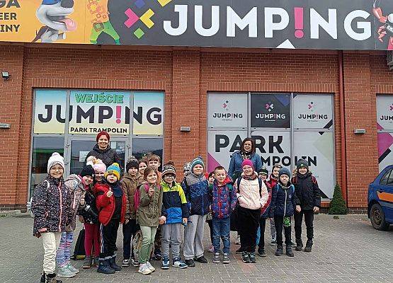 dzieci z nauczycielką przed salą zabaw