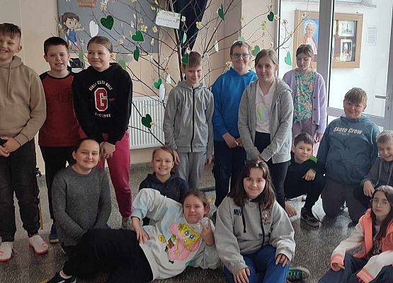 grupa dzieci przy drzewku z pozytywnymi myślami