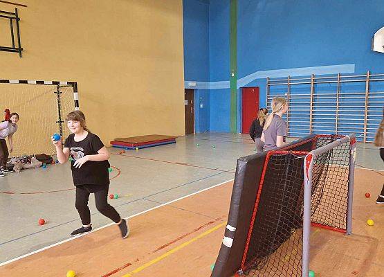 uczniowie rzucają piłeczkami