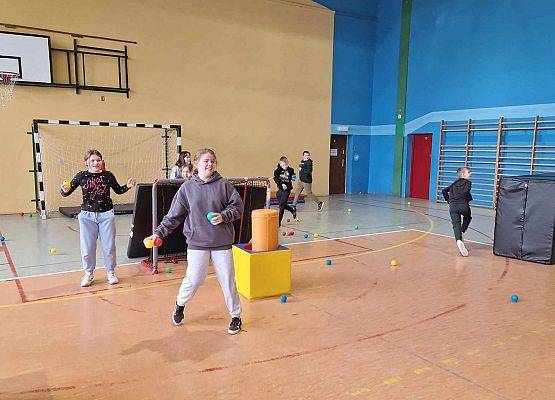 uczniowie w basenie z kulkami