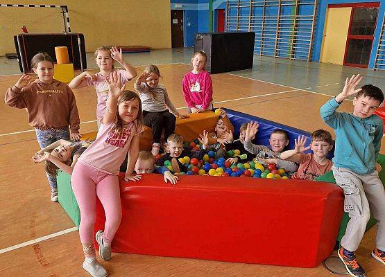 uczniowie w basenie z kulkami