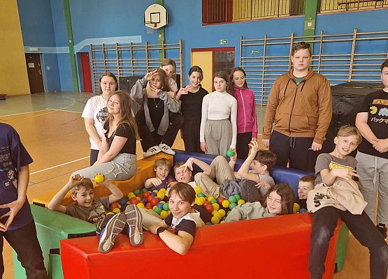 uczniowie w basenie z kulkami