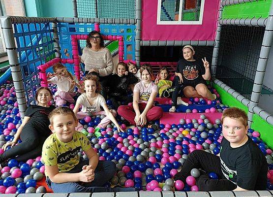 uczniowie w basenie z kulkami