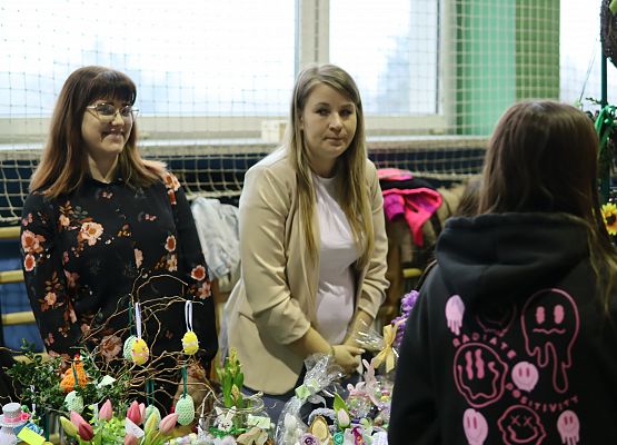 rodzice uczniów na stoisku