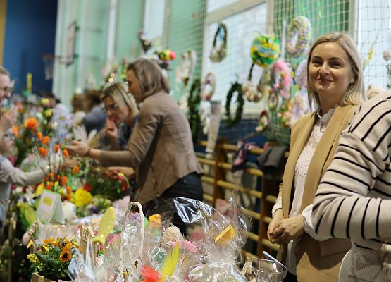 rodzice uczniów na stoisku