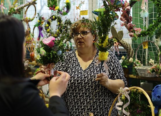 rodzice uczniów na stoisku