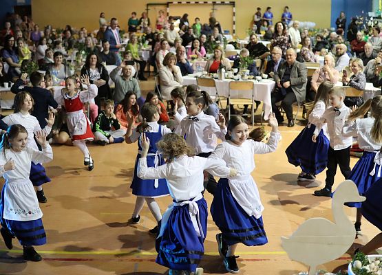 dzieci w strojach kaszubskich tańczą na scenie
