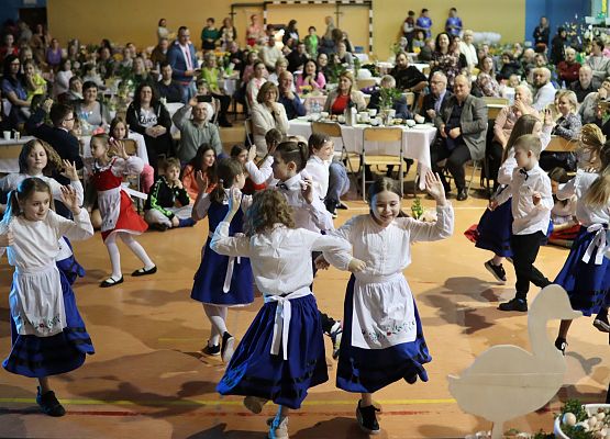 dzieci w strojach kaszubskich tańczą na scenie