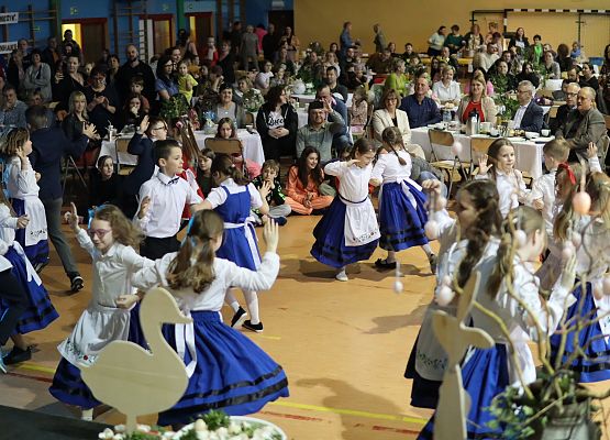 dzieci w strojach kaszubskich tańczą na scenie