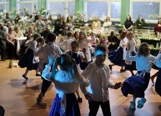 dzieci w strojach kaszubskich tańczą na scenie