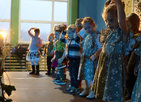 uczniowie podczas występów