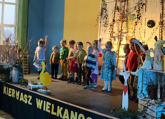 dzieci podczas występów