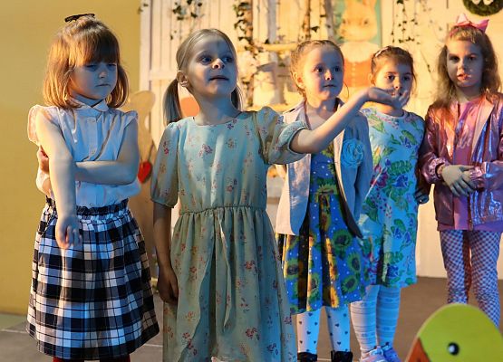 uczniowie podczas występów