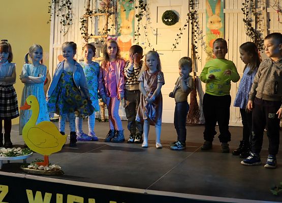 uczniowie podczas występów