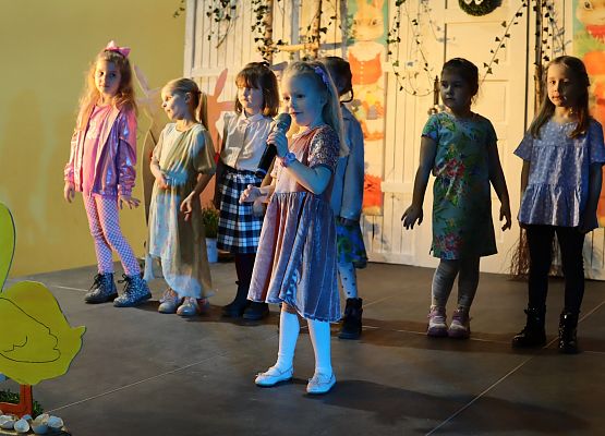 dzieci podczas występów