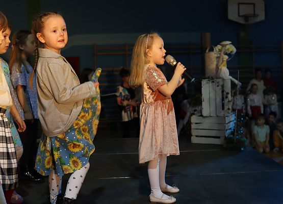 dzieci podczas występów