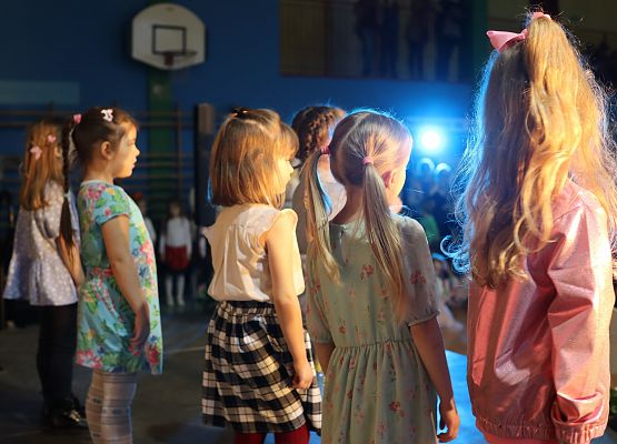 dzieci podczas występów