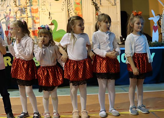 dzieci podczas występów