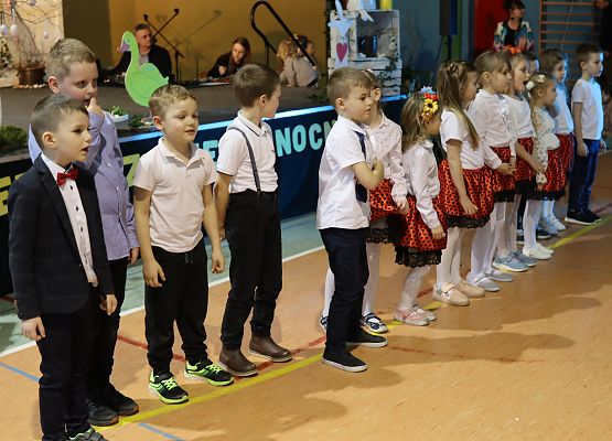 dzieci podczas występów