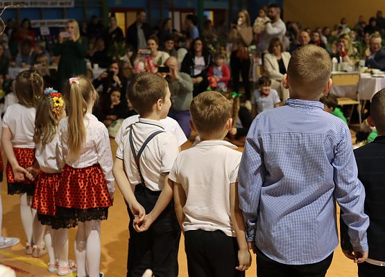 dzieci podczas występów