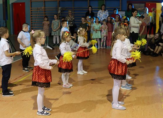 dzieci podczas występów