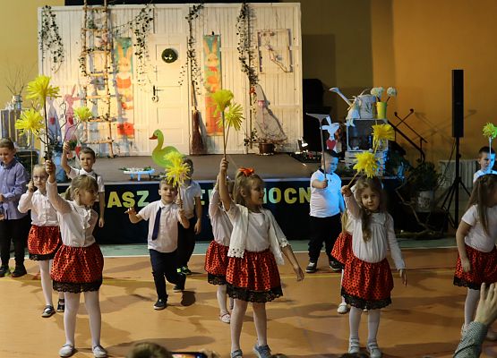 dzieci podczas występów